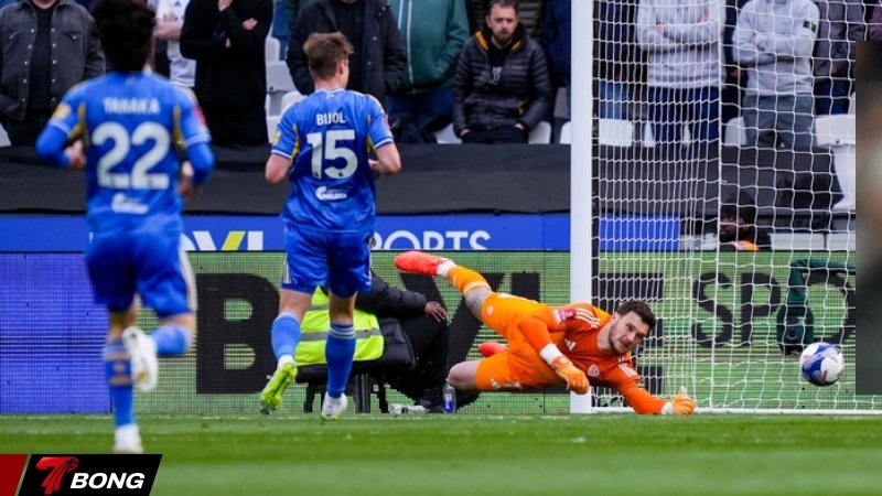 Thủ thành Lucas Perri trở thành người hùng của Leeds